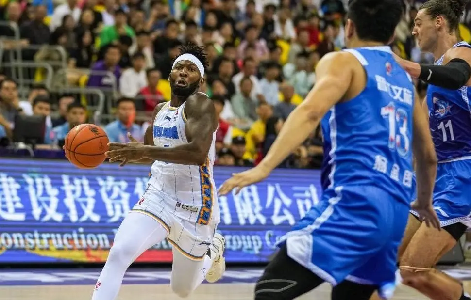 之中, 一名锋线外, 本土阵容配