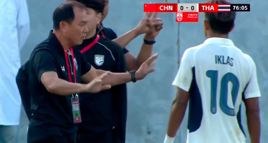 最终, 主裁判走过 最终, 主裁判走过